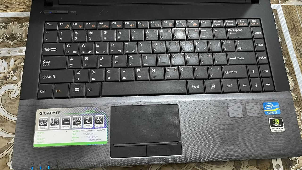 لابتوب gigabyte
المواصفات i7 gen 3 
الكرت مال شاشة gefore gt 630m
ورامات 8 
و hdd 300gb
ما مفتوح بس الشاشة بيها خطوط لانو سديتة قوي بس مياثر على الابتوب  الهارد ضارب شويه بس يعمل عادي و البطاريه تبقه ساعه تمام  والماوس عطلان يرادله ماوس 
وتوصيل موجود مكاني بلشعلة بغداد 
الرقم واتساب فقط و خاص 
***********
