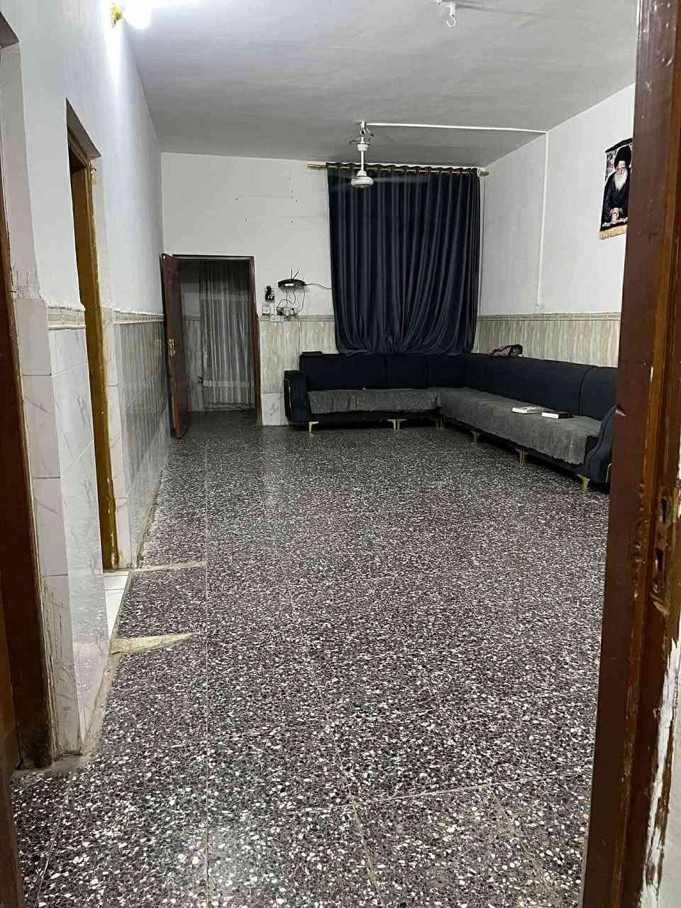 السلام عليكم دار لبيع مساحتة ٣٠٠متر بدايه شارع علي قماره مقابل أسواق علي لبي مساحته ٣٠٠متر غرفتين وصاله ومطبخ واستقبال صحيات داخليه وخارجيه لاتصال ***********
