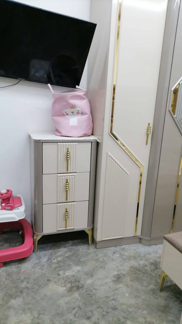 غرفة نوم ٨قطع بعده جديد شرط سعر٨٠٠لبستفسار***********
