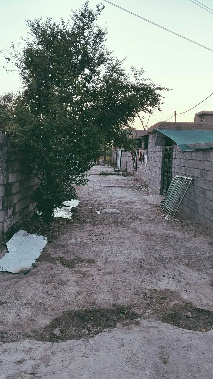 سلام عليكم بيت 130 متر زراعي  للبيع يحتوي على غرفة وحمام ومنور وهول سعر 17 مليون وبي مجال شي بسيط رقم ***********
