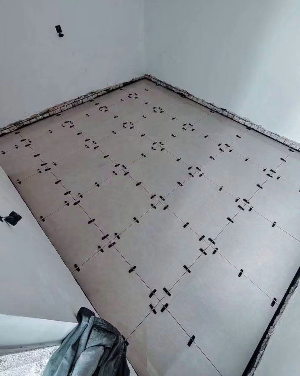✨ عمل سيراميك وبورسلين - دقة وفن مو بس تلزيك ✨

عندك بيت عظم وتريد شغل يبيض الوجه؟
تعال شوف الفرق بين شغلنا وشغل السوق 👇

نشتغل:
🔹 سيراميك حمامات ومطابخ - نقشات حديثة
🔹 بورسلين كبير الحجم 60x120 و 80x80
🔹 بورسلين خشبي ومرمر فاخر
🔹 ارضيات صالات وغرف نوم
🔹 قص ليزر وتركيب بدون فواصل واضحة

ليش تختارنا؟
✅ قص دقيق بالليزر - زوايا 45 درجة نظيفة
✅ وزن وعدالة بالليزر مو بالعين
✅ مادة لاصقة أصلية - مو اسمنت عادي يطك
✅ تسليم نظيف وغسل المكان ورانا
✅ ضمان ما يطك ولا يفطر

📍 شغلنا داخل كربلاء وجميع الأقضية والنواحي
📞 احجز معاينة مجانية هسه: ***********

شغل يطول عمر - مو شغل يومين

#سيراميك_كربلاء #بورسلين #تشطيب_بيوت #مقاولات_كربلاء #عمار_كربلاء #تركيب_سيراميك

نص مكتوب في الصور:
- عمل سيراميك وبورسلين - دقة وفن عمار كربلاء غرف معيشة فاخرة | بورسلين كبير الحجم للتواصل والاستفسار *********** خدماتنا متوفرة في كربلاء وجميع المناطق | عمل متقن • تشطيب فاخر ضمان العمل والتسليم دقة وجودة عالية تركيب احترافي