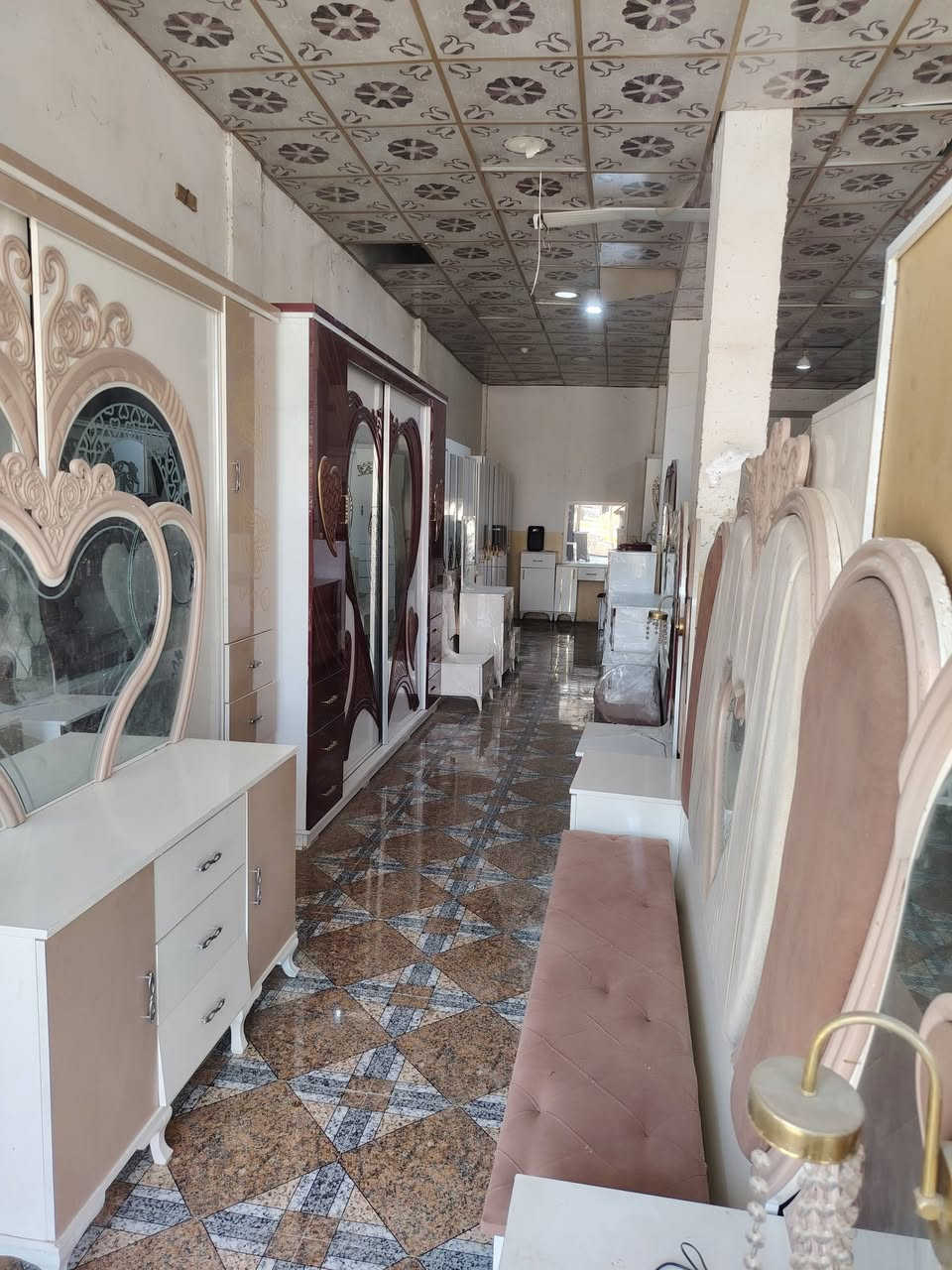 معرض البيع الرحمة قرب شارع ابو رسول ***********
