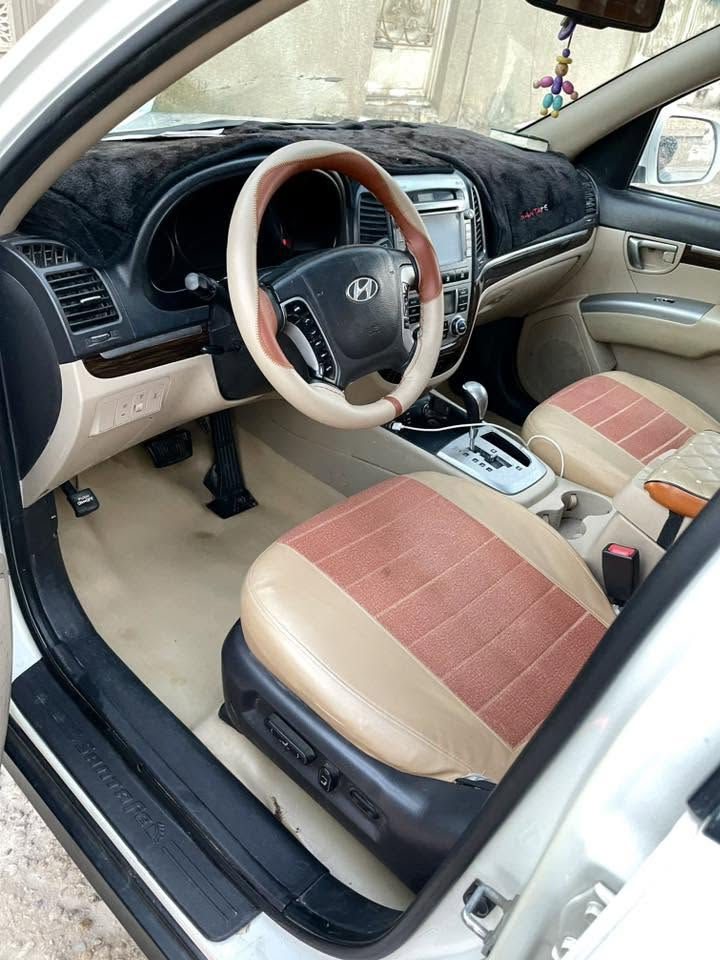 🚗 #هيوانداي #سنتافي 2012 - فول مواصفات 1/1 🚗
▪️ المحرك: 6 سلندر (V6)
▪️ الدفع: فور ويل 7×7 (4WD)
▪️ الاصباغ والحوادث: كفالة عامة من الدعامية للدعامية
▪️ الملكية: رقم بغداد باسمي (تحويل مباشر)
أبرز المواصفات:
 فتحة سقف (بانوراما/سلايد)
 تشغيل وبصمة أبواب
 7 راكب (ثلاث سرات)
 3 قطع تبريد (تبريد ثلج ❄️)
 مرايا شفط كهربائية
 مثبت سرعة 

للاستفسار الاتصال :☎️ ***********
 #ميسان
