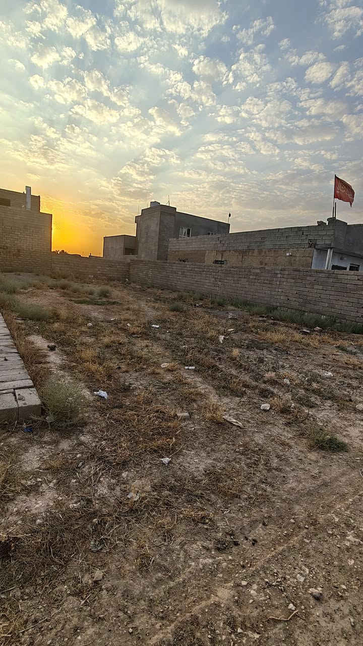 السلام عليكم اخوان قطعه ارض للبيع في شارع مطار الكهرباء والماي متوفر بيه.  وراء مدرسه متوسطه النابغه الدبياني. وقريب لشارع العام.  المساحه 300 متر.  اللي يريده واللي عنده سؤال او استفسار خليه يتصل على الرقم او يراسل خاص.  الرقم. ***********
