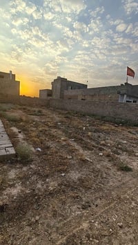 اخوان قطعه ارض للبيع في شارع مطار الكهرباء والماي متوفر بيه.  وراء مدر...