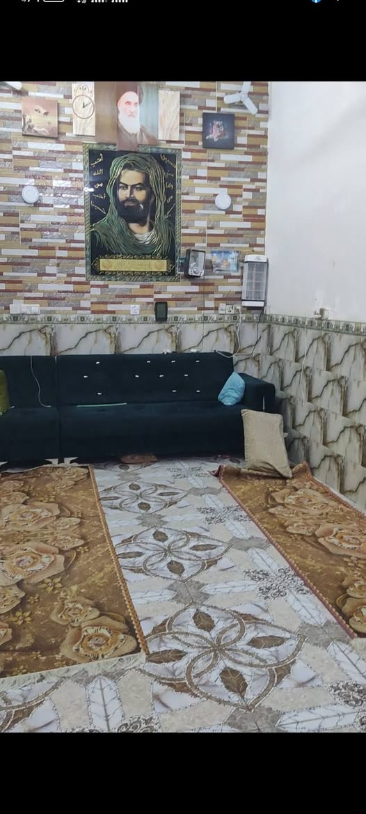 سلام عليكم بيت بحي زهرة يبتعد عن الشارع 25 متر/ المساحة 125يتكون من غرفتين وحده 5/3500 وثانيه 5/4 صاله 720/3 مطبخ 4/3 مطبخ حار 4/1500 الاستفسار على هذا الرقم ***********
