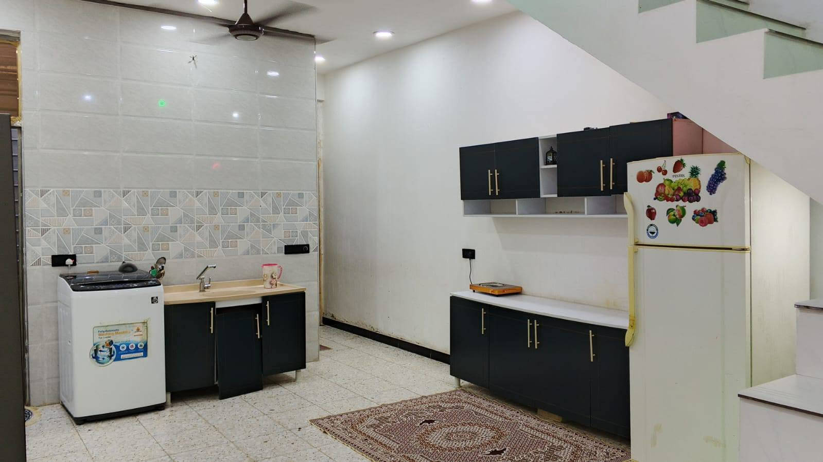 دار 🏠 للبيع مساحة 100 متر زراعي سند 25 قاط واحد بي غرفة نوم وحدة ومطبخ حار بارد وستقبال وممر وصالة وحمام خارجي وحمام داخلي وبيتونة وصطحين وستاير العنوان حي الرئاسة شارع عشرين كاع ابو رشاد كاملة خدمات مي مجاري كهرباء مقرنص تبليط السعر خاص ***********
