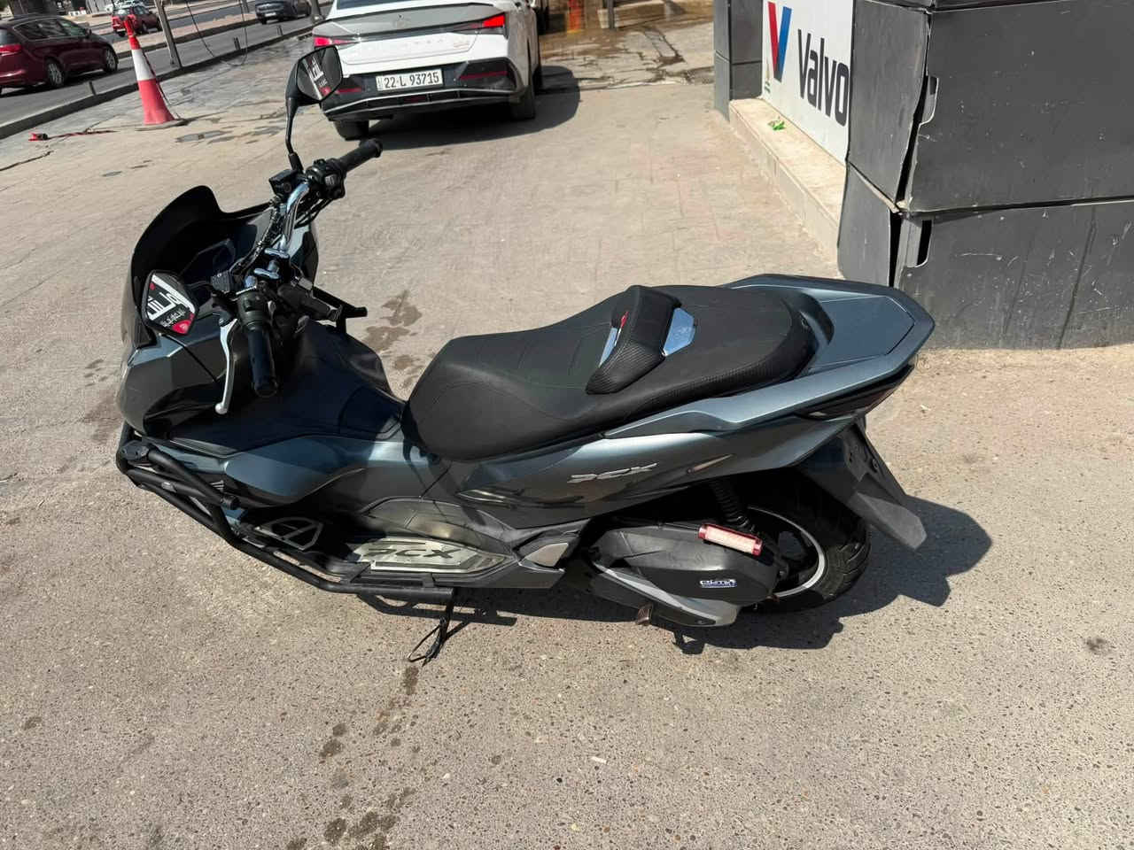 السلام عليكم pcx جيل رابع كوري
لون رصاصي دراجه كفاله عامه اوراق كامله مدفوع كمرك 
كبل تروح ترقم مكفوله مكينه وكفر  عليهه اضافات 
درع اصلي (sss) 
كشن تزويد مال باله 
دوسات نيكل  
قبق تزويد مال ستد الامامي 
والدراجه شوفت عينك زلغ مابيها 
ومواصفاتهه معروفه بريك abs
حساس ازدحام 
مانع انزلاق 
سعرهه 18 ورقه وبيهه مجال بسيط 

مكاني بغداد الشعب ***********

