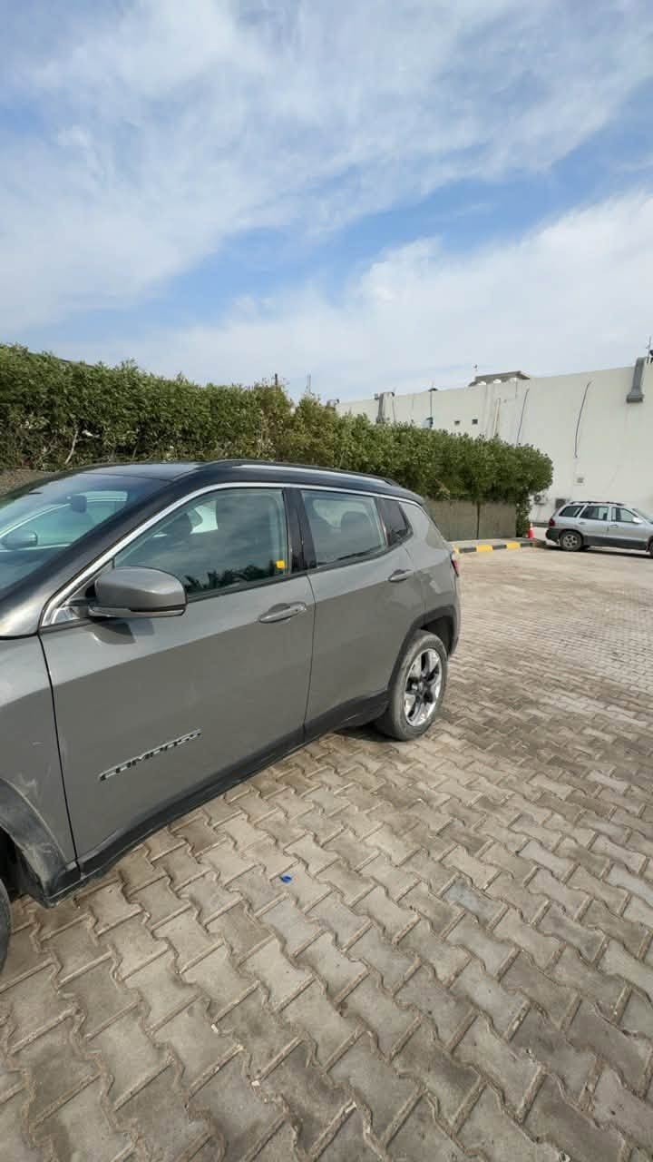 جيب كومباس (Jeep Compass) موديل 2020 - فئة Limited
السيارة بحالة ممتازة جداً ونظيفه، ومواصفات عالية (بدون فتحة سقف / سلايد روف).
🔹 المواصفات والتفاصيل:
 الموديل: 2020
 الفئة: Limited
 
 المحرك: (2.4L) تيبرو
 العداد (الماشية): (67 الف كيلو)
  بيها الجاملغ اليمنى  تبديل الباقي كلين
 الرقم بغداد
✨ المميزات:
 شاشة كبيرة مع نظام أبل كاربلاي وأندرويد أوتو
 كاميرا خلفية 
 كشنات جلد كهربائية مع تدفئة
 تكييف ثنائي المنطقة (Dual Zone)
 تحكم استيرن كامل ومثبت سرعتة
 بصمة تشغيل وبصمة أبواب
 إضاءة LED نهارية 
 الدعاميات والرنجات المميزة الخاصة بفئة الليمتد
💰 السعر: ( 163 ورقة وبيها مجال بسيط)
📍 مكان السيارة: بغداد
📞 للاتصال أو الاستفسار 
***********
***********

