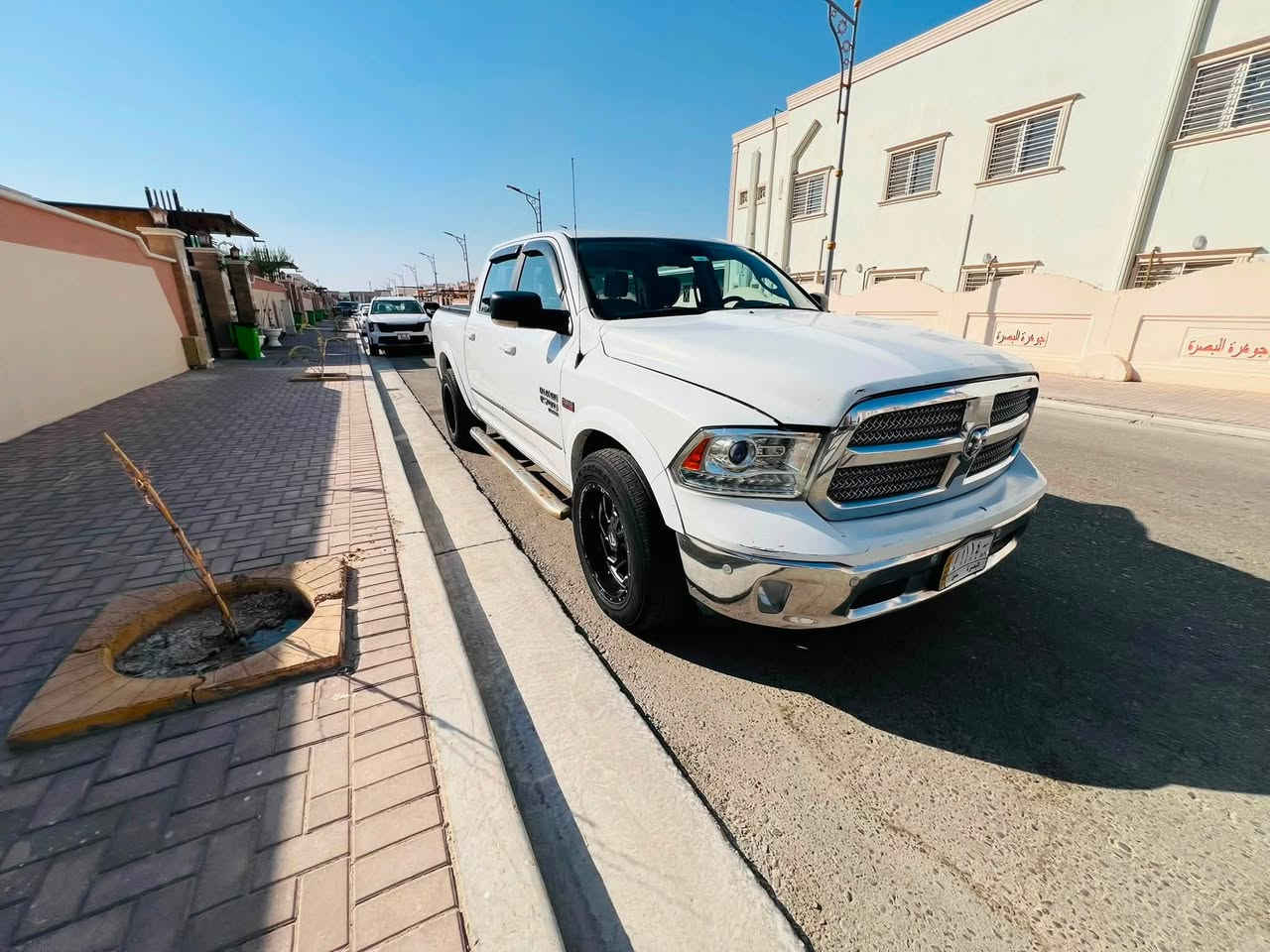 سلام عليكم
دوج رام كلاسك مديل ١٩ للبيع  بدون ايرباك
مكينه كير حداديه اكسل كفاله ع وضع الشركه
بيه طخم تاير + ويل جديد  ماشيه ١٤٦ كم
رقم بصره بسمي تحويل.  باب طويل بدي طويل
بيها ٣ قطع صبغ  بنيد و جاملغات  بدون ايرباك

نواقص السياره مرايه جهة السايق + حساس تاير
السعر /١٨٥ وبيها مجال للجاد بالشراء 
مكان السياره  /البصره     
هاتف/ ***********
