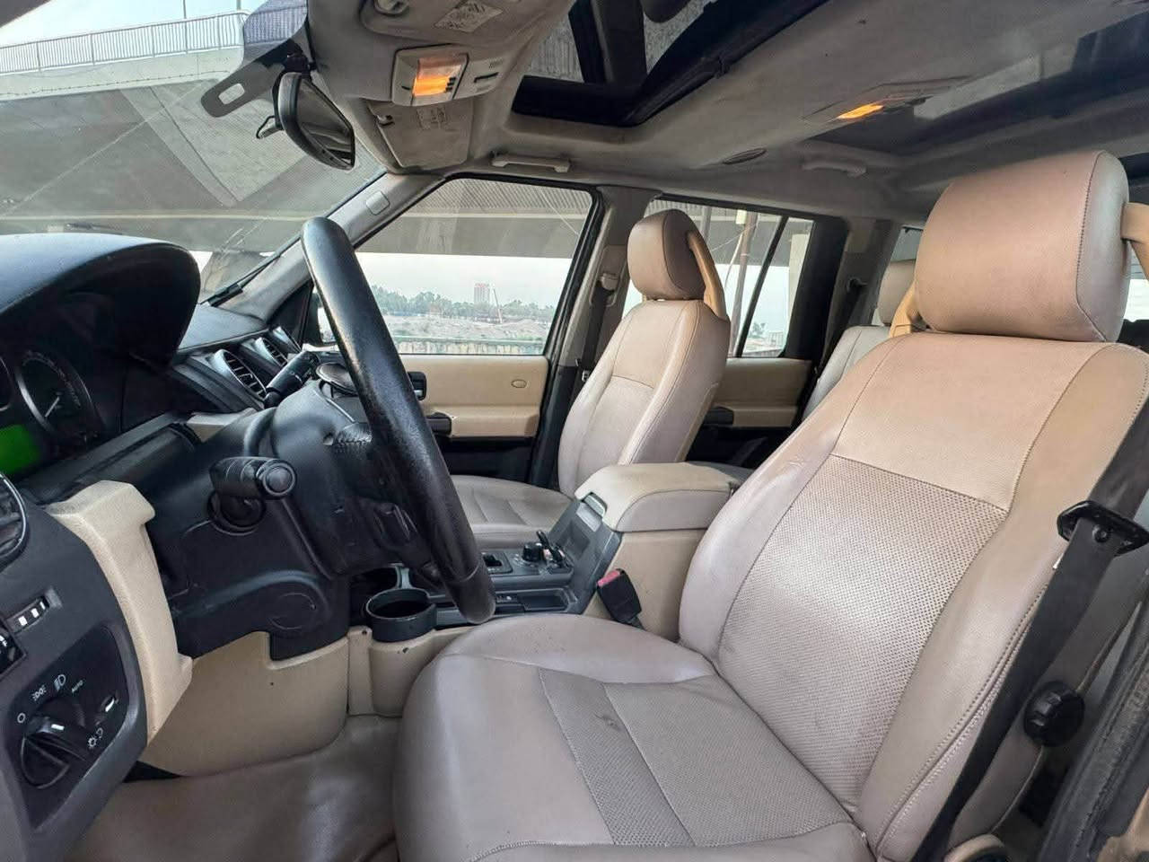 سلام عليكم
Land Rover LR3 2005 
خليجي بيهه 5قطع صبغ بدون ضرر  بدون دواخل. بيهه بارد بين بابين 
واكو ملاحظات بسيارة 
ماشية109 كيلو 
رقم اربيل دولي  تحويل مباشر. او وكاله
مكينه 8 سلندر بدون سوبر المرغوب. بانزين
 وعليهه منظومة غاز
سياره فول للأخير معروفه مواصفاتها 
بانو راما. 3 فتحات بلقماره. 
كشنات جلد و ستيرن كهرباء. اشاير ترحيب سايد بريك دكمة
لايت زنون + ديمنك متحرك شاشة وكامرة دوارة 3قطع تبريد
تبريد شغال خير من الله
 وبعد بيها هواي مواصفات 
سياره مكينه كير تبريد خير من الله ولاكلوب مشتغل بدشبول  صدر خلفي امامي كله جديد جوبلسات ملغية
سياره مال جناي 
السعر ٧٧ وبيها مجال حك عملة 
ترهم مراوس حسب القناعه
مكاني بغداد اليرموك. ***********
