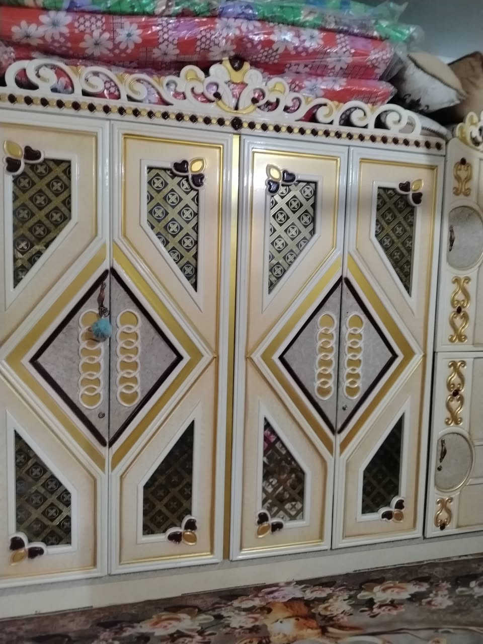 السلام عليكم 
غرفه للبيع مكفوله من الشخط  مستخدمه قليل جداا  
الكنتور 6 خانات  تفصال الغرفه وخشب زين مشتريها ب مليونين و 150  اريدها ب 900 قفل مكاني الغراف 
هذه رقمي ***********
