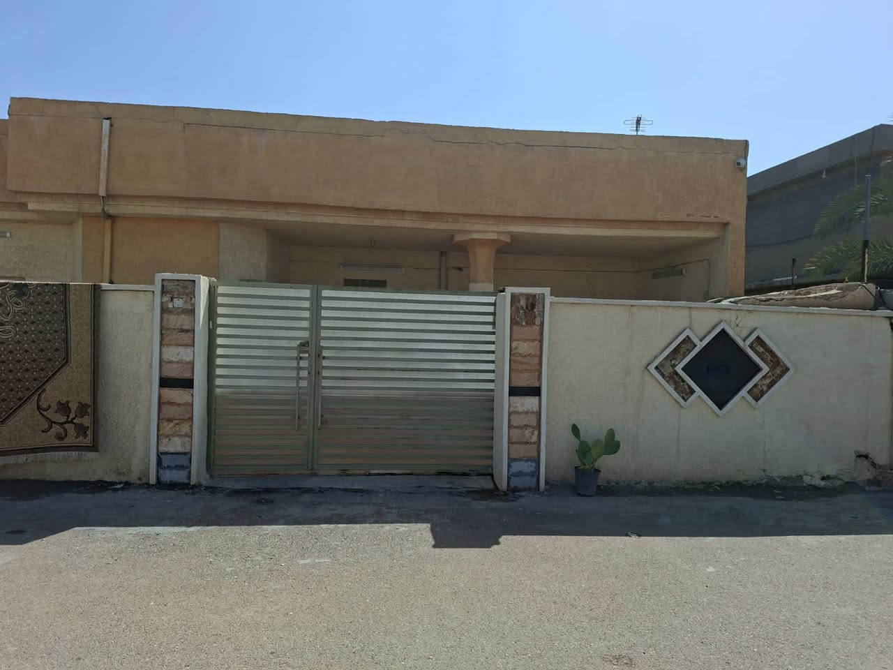 السلام عليكم
بيت زراعي 117 للبيع
المساحه 252
على شارعين
طابقين يتكون من استقبال مطبخ وموزع
3 حمامات 
3 غرف نوم 
العنوان المدائن حي الاستقلال 
مقابيل أسواق سبلاش
الاستفار ‭***********‬
