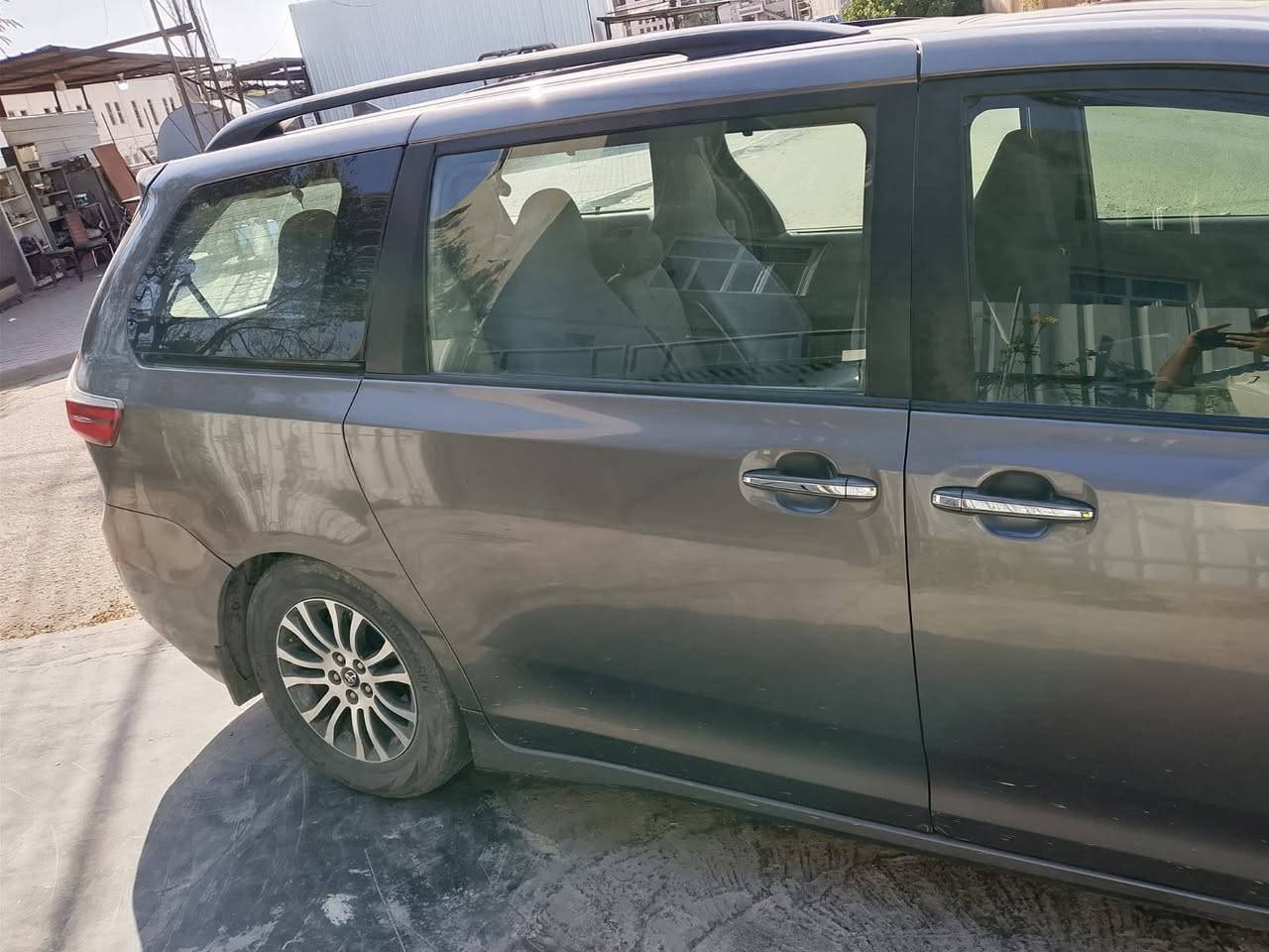 🚐 للبيع تويوتا سيينا 2018 XLE Limited
⭐ وارد أمريكي — بدون ضربة
⭐ استعمال خصوصي — لوحة بغداد
⭐ 6 سلندر | 3500 CC
⭐ ماشية 250,000 كم
⭐ 7 راكب
⭐ كير 8 سرعات
⭐ السيارة بحالة ممتازة  وبحالة الوكالة
⭐ المحرك بحالة ممتازة

🔹 تبريد 3 قطع
🔹 أبواب كهربائية
🔹 مقاعد أمامية كهربائية مع تدفئة وتحكم
🔹 تحكم ستيرن
🔹 فتحة سقف
🔹 لايت شمسي وزينون
🔹 حساسات أمامية وخلفية
🔹 كاميرا خلفية
🔹 مانع انزلاق
🔹 تحديد مسار
🔹 مراقبة الزوايا الميتة
🔹 مواصفات XLE Limited كاملة

💰 السعر: 185 ورقة وبيها مجال

📍 بغداد — حي الجامعة

📞 ***********

