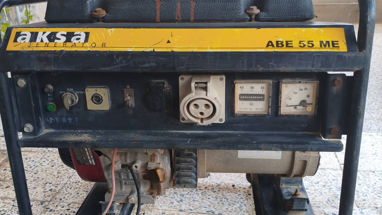 مولد اقصى 5 KV  شغال شرط نص حبل
بي شغله وحدة التانكي مالته من فوك مشكوك و ما يأثر بس ينلحم من فوك بمعجون  سعره 300 و بي مجال بسيط و مكاني تكريت و توصيل ما عندي و هذا رقمي 
***********
