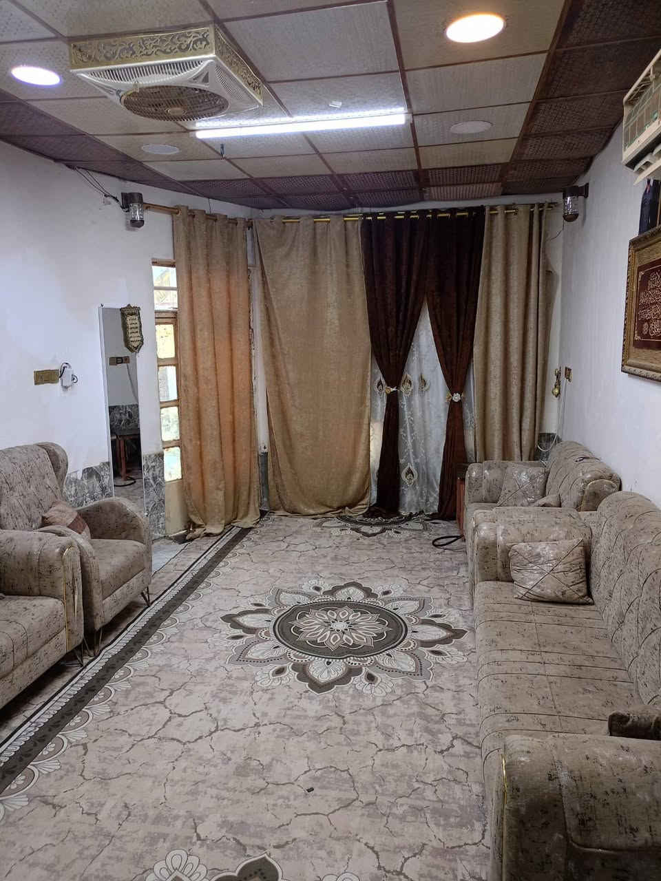 ​🏠 دار سكن  للبيع (طابو صرف عثماني )
📍 الموقع: حي الثقافي - خلف مدرسة الريادة ( متوفرة كافة الخدمات) ⭐⭐✅ملاحظة ⭐ يصلح لبيت شقق لطلاب الجامعة لبيت قريب علئ باب الجامعة شارع رئيس الجامعة 
📐 المساحة: 200 متر واقع حال 247
​تفاصيل الدار   اساس البيت كونكريت مسلح صقف البيت نص عكادة ونص سندويج والبناء بلوك ولبيت يباع معة الاثاث 
​🛏️ غرف نوم عدد 2
​🛋️ صالة 
​🍳 مطبخ
​🚿 صحيات داخلية وخارجية
​🚗 طارمة كبيرة جداً
​
​📩 لمعرفة السعر:
اضغط (لايك 👍) وعلق بـ (تم) لتصلك كافة التفاصيل على الخاص، أو اتصل 
📞 ***********
.

