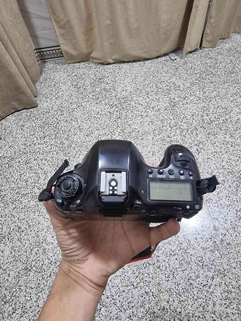 سلام عليكم شباب كامره 6D مع زوم رياضي 300/75
السعر 550

نصيفه نصافه الزوم 100./.100 الملحقات تحتوي عل بطاريه 2 و كراب و حقيبه  و حمله صور السعر خاص  او تصال عل هاذا الرقم ***********
