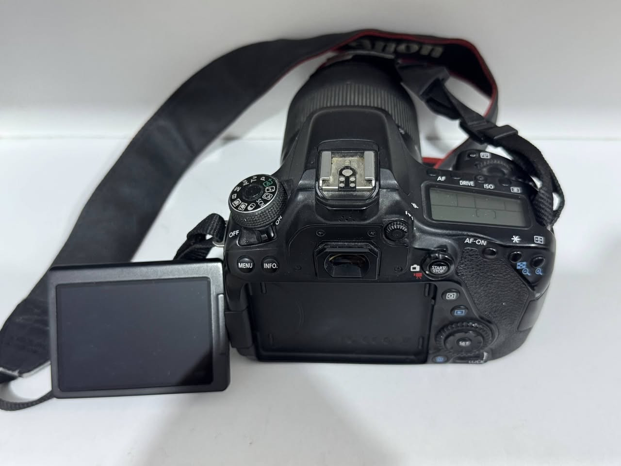 كاميرا  كانون Canon EOS 80D  ،  
تصوير الفوتوغرافي والفيديو.
أهم المواصفات
الحساس: APS-C CMOS
الدقة: 24.2 ميگابكسل
المعالج: DIGIC 6
نقاط التركيز: 45 نقطة، كلها Cross-Type
التصوير المتتابع: حتى 7 صور/ثانية
ISO: من 100 إلى 16,000، وقابل للتوسعة
الفيديو: Full HD ‏1080p حتى 60fps،
الشاشة: 3 إنچ لمس وقابلة للحركة
الفيوفايندر: بصري، تغطية تقريبًا 100%
الذاكرة: SD / SDHC / SDXC
العدسات: Canon EF وEF-S
الاتصال: Wi-Fi وNFC
الوزن: حوالي 730 غرام مع البطارية .
Canon U.S.A. +١
الصنع والمنشأ ياباني 
الكاميرا من شركة Canon اليابانية، 

كاميرا استخدام شخصي استخدام قليل 
السعر 600 الف 
التواصل ***********

