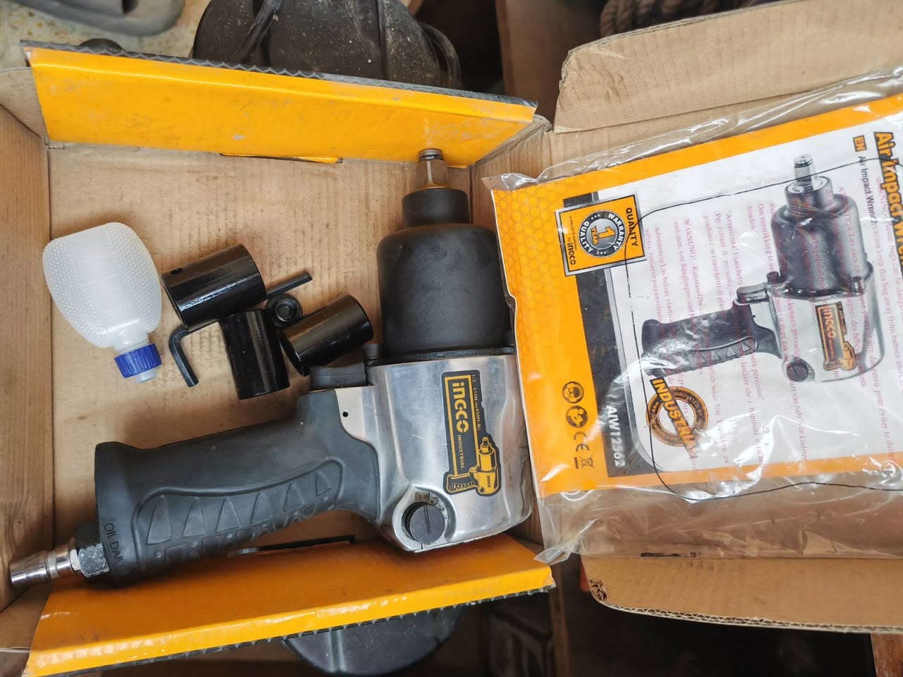 السلام عليكم شباب
متوفر للبيع فرد شد وفتح براغي هوائي (Air Impact Wrench)
 من ماركة INGCO المعروفة بقوتها وكفاءتها

موديل AIW12562 الصناعي (Industrial)
 حجم الرأس 1/2 إنج
 ويعطي عزم دوران قوي جداً يصل إلى 610 نيوتن متر 
 تصل إلى 7000 دورة في الدقيقة 
 الملحقات كاملة يجي مع الكرتونة الأصليةو3 لقم (سفايف) قياسات (17، 19، 21 ملم)
 بالإضافة إلى علبة التزييت والوصلات

مستعمل مرة واحد للتجريب

السعر ٨٥ الف 

المكان الاعظمية سبع ابكار  بغداد 

التواصل ماسنجر
واتس ***********
