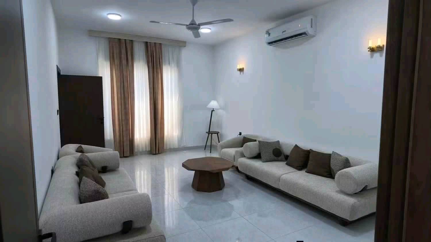 ✨فرصة مميزة للسكن أو الاستثمار في مجمع نيروز السكني✨ 

📍 دار للبيع في مجمع نيروز السكني
🔹 المساحة: 160م² 
💰 السعر الكلي: 153 مليون دينار
✅ الواصل: 48 مليون دينار 
🗒️تفاصيل الدار : يحتوي الدار على طابقين غرفة في الطابق الأرضي و غرفة في الطابق الأول و حمام و صالة و استقبال و مطبخ و كراج و حديقة داخل المنزل.   

🚩موقع المجمع : شارع نجف كربلاء عمود 110  مجاور علوة النجف 

📩 للاستفسار والحجز: راسلنا عبر الصفحة أو عبر الواتساب:
📞 ***********
📞***********