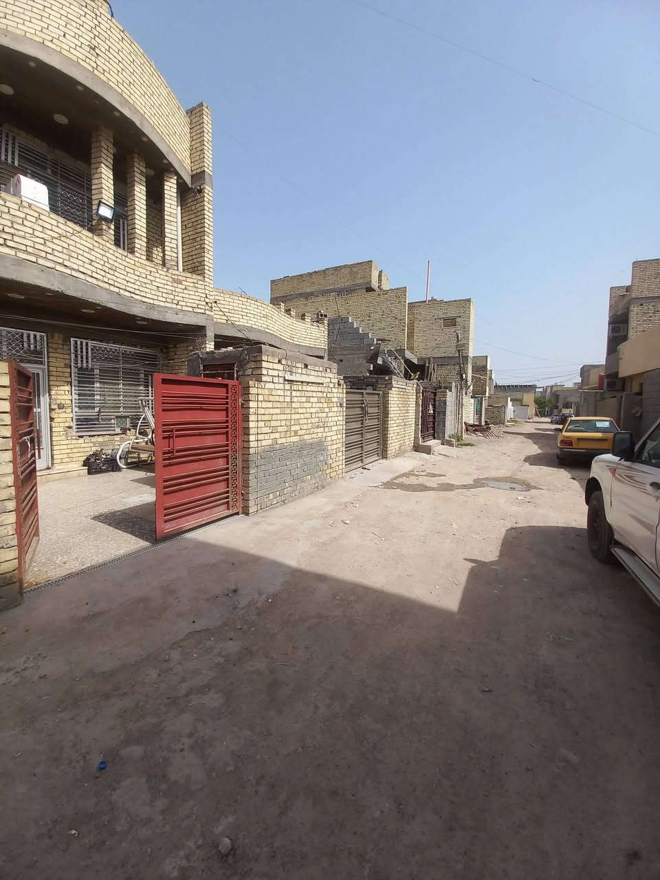 بيت زراعي ٢٥مساحه ١٢١متر الواجهه خمسة ونص والنزال ٢٢متر يتكون من كراج سياره ومدخلين استقبال ومطبخ وهول وغرفة نوم كبيرة والطابق الثاني ٣غرف نوم وحولي وحمام ماكامل وبالكون وفوك بيتونه وسطحين العنوان الدوره مجاور كلية الهادي الزراعي الصناعه خدمات مي كهرباء مجاري عدا التبليط عن قريب ان شاء الله السعر مناسب ١٣٥مليون بي مجال ***********
