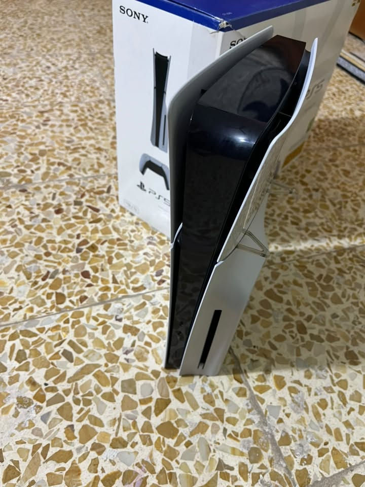 السلام عليكم
PS5 slim  سوني 5 سلم 

الجهاز نظافته 100/100 اونلاين محدث اخر اصدار مساحه التخزين 1تيرا ويا جوستك وحده الكير اليسار TMR فقط الجهاز ممفتوح نهائياً اخو الجديد اذا بي شخط واحد الجهاز يرجع ملحقاته كاملات والاصليه جوستك وايرات كارتونه كله اصلي + UPS 3000kv جديد مصارله شهر عندي نظيف يشغل الشاشه والبلي ساعه كامله وكلشي موضح بالصوره السعر 975 وبي مجال للشراي 

للتواصل والاستفسار: *********** واتساب او اتصال 

ادمن وافق🌹🌹

نص مكتوب في الصور:
- 60Hz تخزين الجهاز الحجم: 848.0 غيغابايت المساحة الخالية: 167.5 غيغابايت الألعاب والتطبيقات 609.8 غيغابايت معرض الوسائط 622.1 غيغابايت البيانات المحفوظة 4.25 غيغابايت أخرى 65.89 غيغابايت