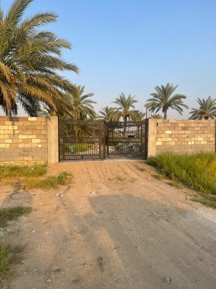 ة

📍 الموقع: بغداد – الطيفية، قريبة جداً من حي البعث.

✅ المساحة: دونم ونصف.
✅ نوع السند: طابو ملك صرف.
✅ الواجهة: 23.5 متر.
✅ العمق: 188 متر.
✅ الحدود: مسيجة بالكامل (بيرسي + واجهة بلوك).
✅ الماء: تتوفر مياه إسالة.
🌴 الأشجار: تحتوي على حوالي 20–25 نخلة مثمرة.
🏡 صالحة للزراعة أو الاستثمار أو السكن الريفي.
***********

الموقع 📍

https://maps.google.com/?q=32.847626,44.511669
