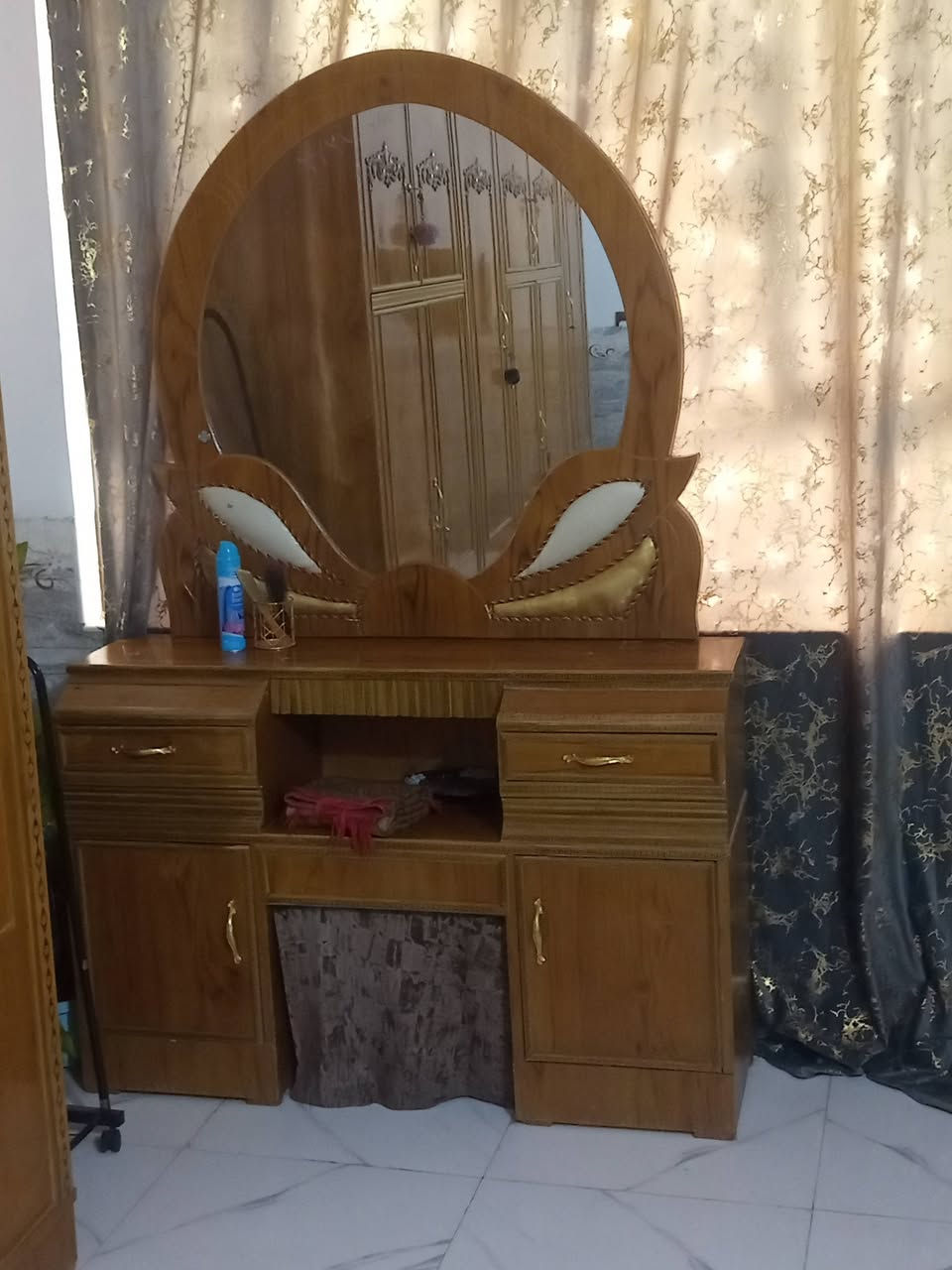 سلام عليكم غرفة نوم للبيع نضيفه ومرتبه مكانها كربلاء المقدسة شارع ابو مهدي المهندس تصال *********** السعر 600 وبيها مجال اتصل وبيك ودلل
