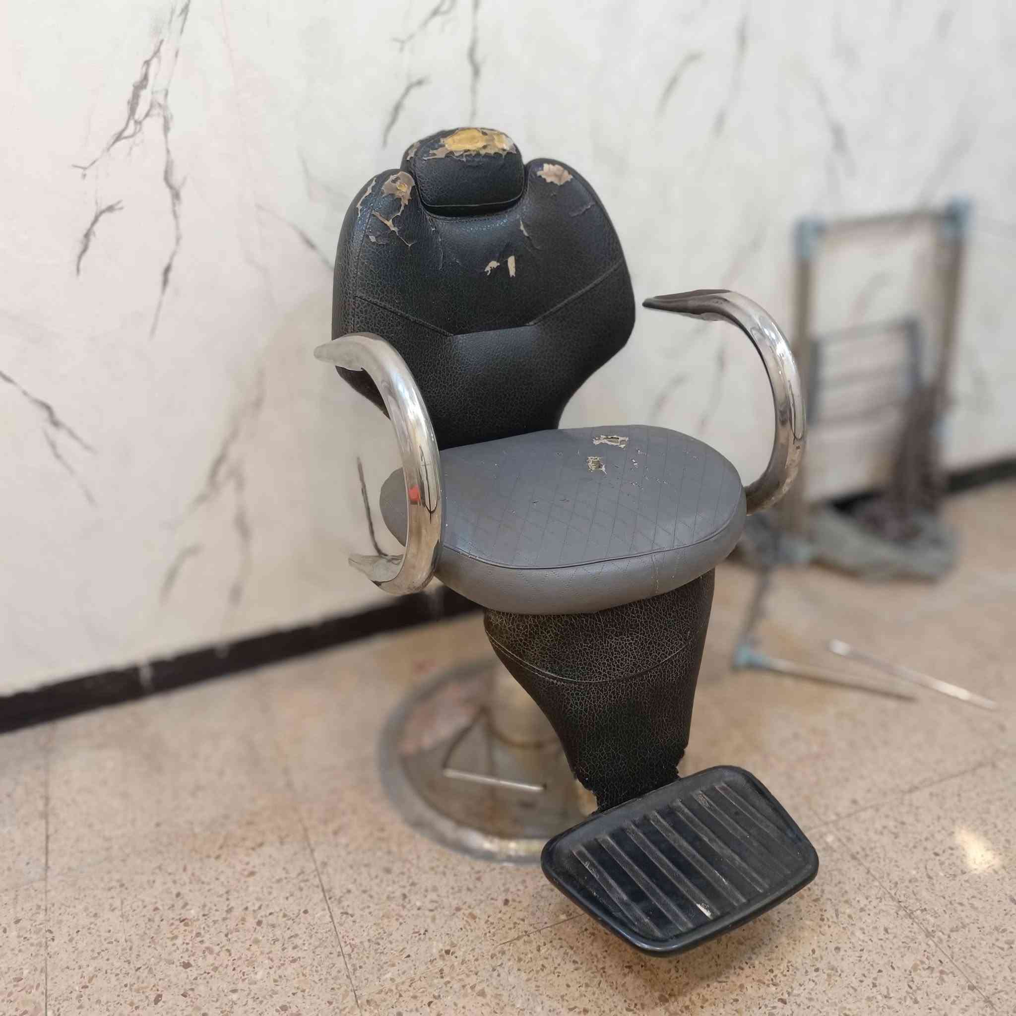 كريس حلاقه للبيع نضيف الجكات كله شغاله العنوان زين القوس شارع المواكب السعر 95 وبي مجال ☎️***********
