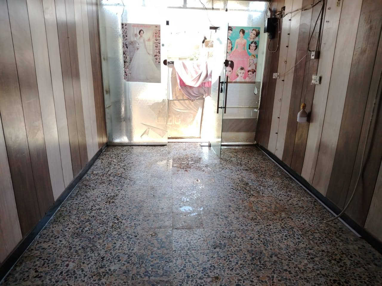 السلام عليكم يتوفر لدينا محل للايجار كامل مكمل سقف ثانوي ديكور كامل مكمل ينفع محل حلاقة رجاليه وصالون نسائي 
***********واتساب 
*********** واتساب
أبو كرار مكاني بغداد الشعب حي البساتين او 
(حي السلام) شارع السبيس قرب مولده علي العكيلي
