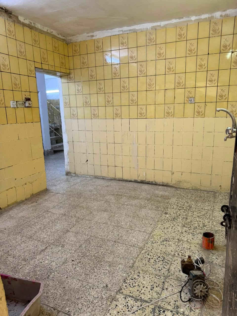 للإيجار 
المساحه ١٥٠ 
وحدتين سكنية 
الارضي يحتوي على كراج 
وصاله ومطبخ 
وخدمات 
وغرفتين نوم 🛌 
الأول يحتوي على صالة ومطبخ 
وخدمات 
وغرفتين نوم 🛌 
العنوان الشرطة الخامسة قرب مدرسة القادسيه 
الاستفسار ***********
