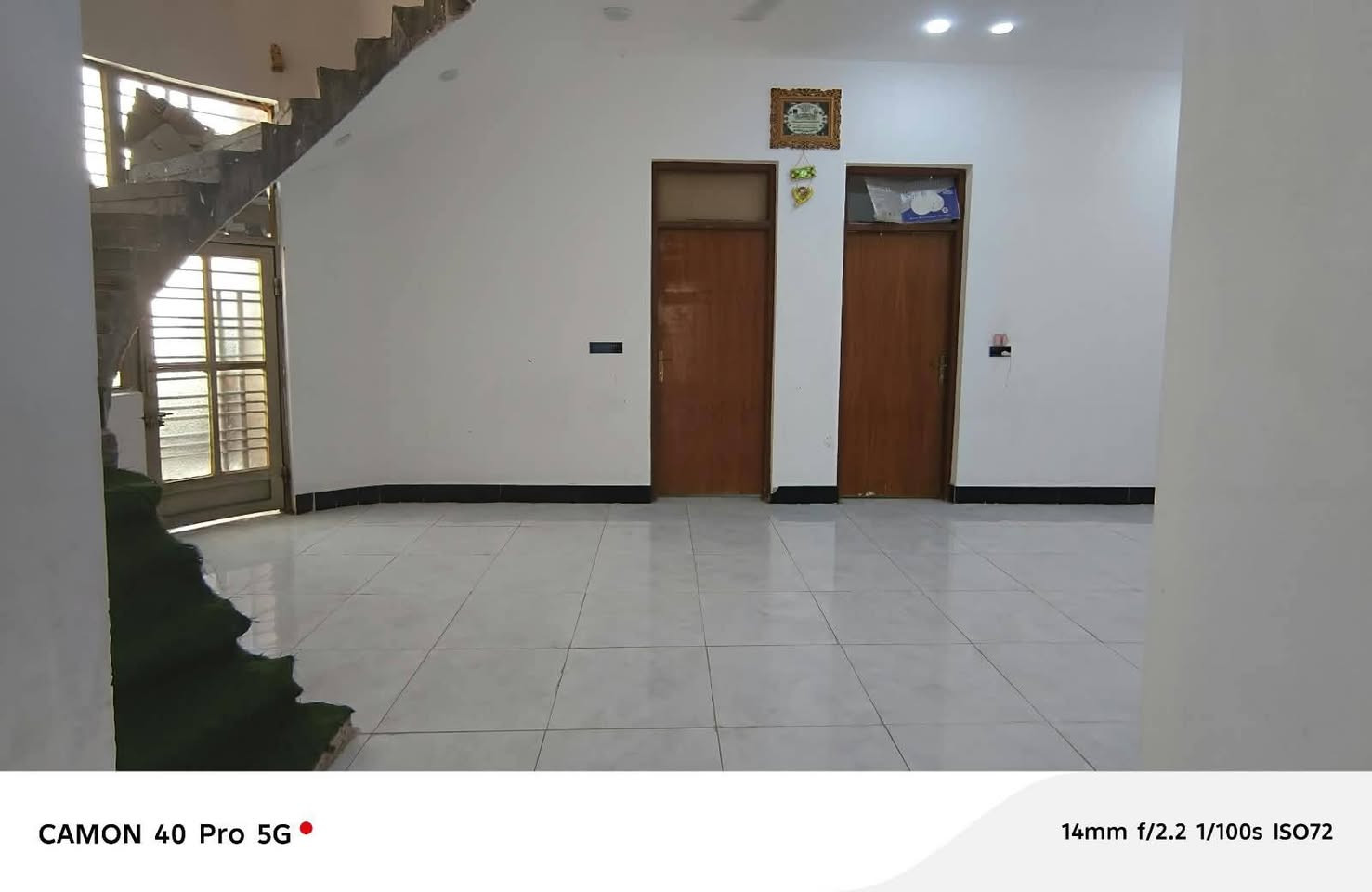السلام عليكم بيت للبيع بناء حديث الموقع ع النعوميه قرب بيت الحاج جازع ابو سلمان ..مساحه البيت 250 زراعي 
 غرف عدد اثنين 4× 5
صاله 4×9 
مطبخ 4×5
استقبال 4×8
صحيات داخليه وخارجيه 
رقم الهاتف ***********
