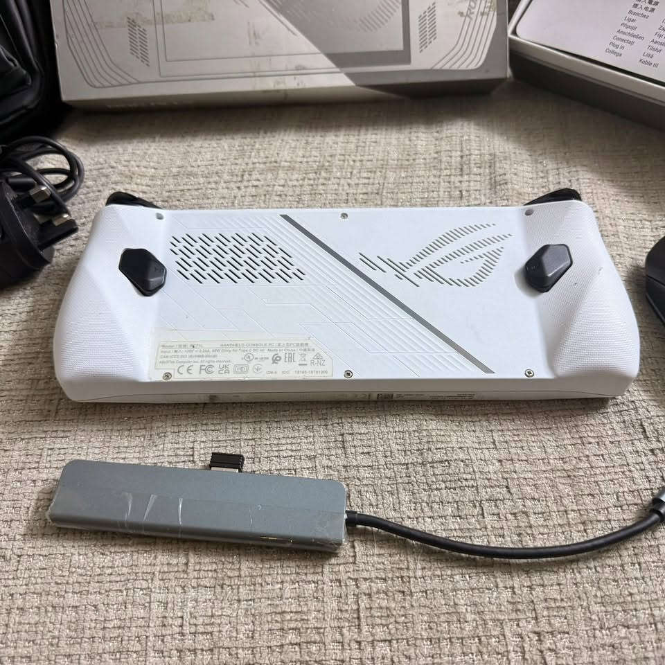 * جهاز Rog Ally العادي
*    نضيف جداً  نضافه 95% 

* كارتونه وشاحنه موجودة

* التواصل واتساب فقط او داخل التطبيق
***********
السعر :425.000
