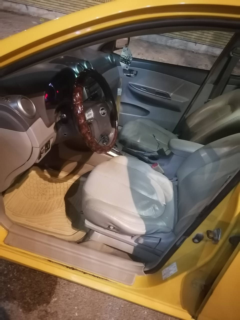 بيوايدي G3السياره نضيفه مكينه كورله صار بيه حادث بل بجم لحت الغد تقريبن رجع ٣ اصبع والباب مال السيق مبدل فقط حداديه ٦٠ بل ميه للستفسار التصال عله الرقم *********** مكاني نجف كوفه

