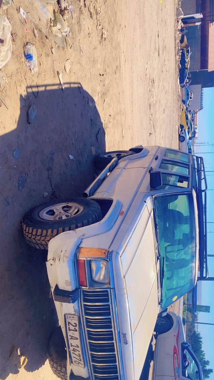 جيب للبيع موديل 90 رقم دولي سيارة جاهزه لاضربه لاصبغ كهربائيات جاهزه السياره بيه ملاحضه الكير ياخر فقط  ويتصلح باقي جاهز مابيه اي شي ورجاءً الي مايشتري لايواعد واليوم وباجر وجايك سعره ب38 وبيه مجال للشراي  
***********
