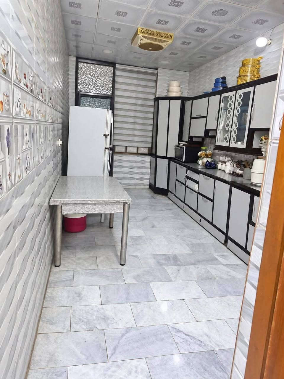 يوجد بيت للبيع بحي اور الاولى شارع الطب العدلي فرع اسواق الشورجه المساحه 175م الطابق الاول غرفه نوم  واستقبال وصاله ومطبخ حار وبارد وحمام داخلي وخارجي ومناور عدد 2 والطابق الثاني غرف نوم عدد 3 وصاله وحمام البناء درجه اولى   للاستفسار ع الرقم ***********
