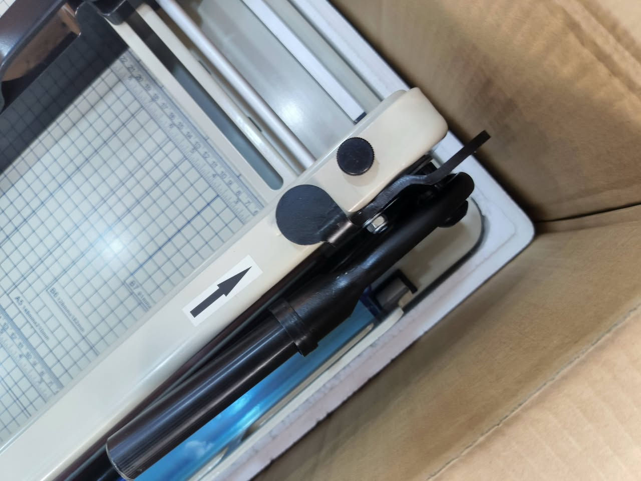 يعد من أساسيات المكتبةمقص ورق هايدروليك✅

Cutting cutter 
يستخدم  لقص الصور الملازم والمعاملات 
والورق المقوى والعادي
 
💢المواصفات الفنيه للجهاز 💢
🍁مقص يدوي سهل الاستخدام
🍁 يحتوي على ماسك ورق متحرك للأعلى والاسفل 
🍁قطع 400 ورقة بل مره الواحدة
🍁سكين ستيل 

للحجز مراسله الصفحة 
تقنيات عالم الطباعة والاحبار  
تتوفر خدمة توصيل لبغداد و كافه المحافظات 🚚🚚
***********
