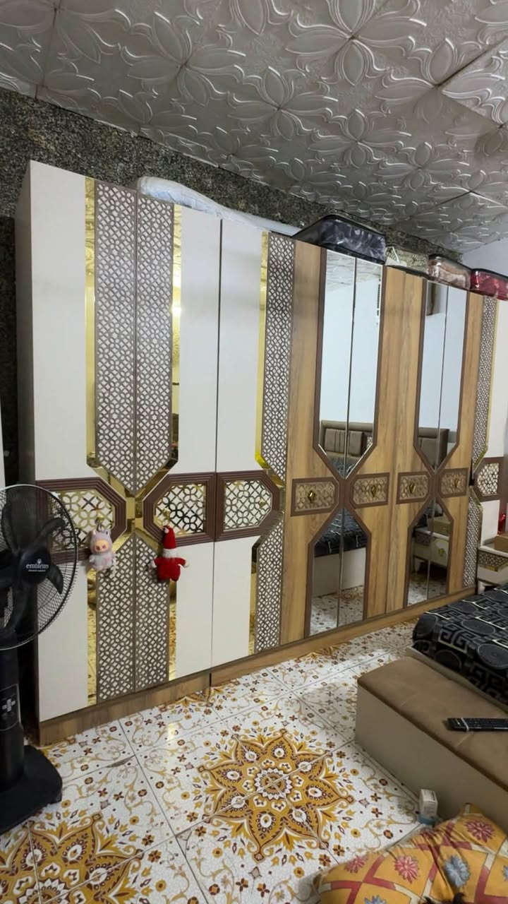 سلام عليكم. غرفه للبيع نوعيه ممتازه حيل جديده 
ضخمه مو من ذني عاديات. اخذته قبل فتره مليونين ونص 
وردت بيعه سبب شيله.عارضه مليون ١٠٠ كنتور ٦ بيبان وياه زاويه ٢ /يعني ٨ بيبان كنتور يصير.  ميز تواليت كلش جبير جزامه. كبيره باب جرارتين  *********** طابوريه مع مرايه زاويه.
