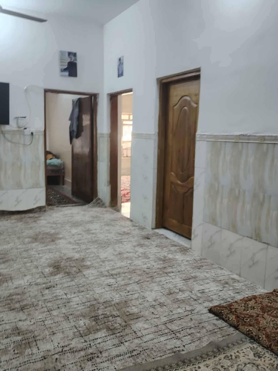 السلام عليكم دار لبيع مساحتة ٣٠٠متر بدايه شارع علي قماره مقابل أسواق علي لبي مساحته ٣٠٠متر غرفتين وصاله ومطبخ واستقبال صحيات داخليه وخارجيه لاتصال ***********
