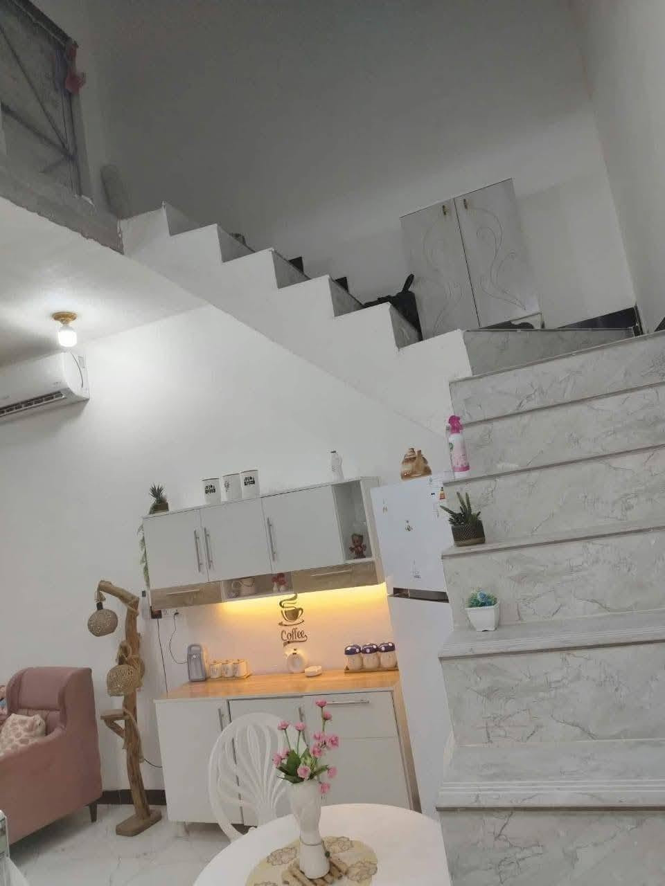 بيت للبيع طابو زراعي مسجل بالبلدية مساحة 100 متر كوت/حي الحكيم شارع ظافر زرزور قرب المدرسة تفاصيل البيت بناء طابوق يحتوي على غرفة وصالة ومطبخ واستقبال السعر ٣٧وبيه مجال للاستفسار الاتصال علي ***********
