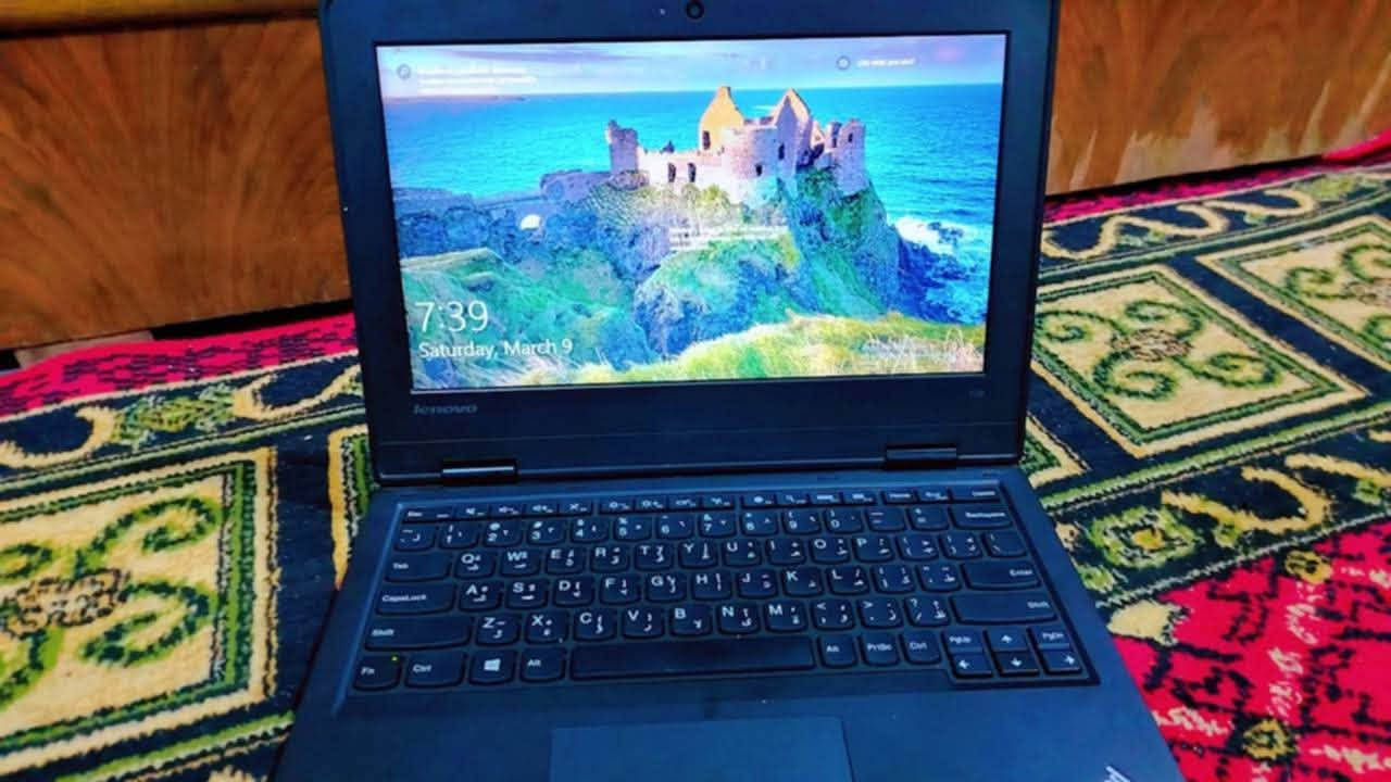 للبيع 
مكان قرية الحساوية
***********

هذا الجهاز هو Lenovo ThinkPad 11e (أو إحدى فئات Yoga/Chromebook المقاربة له)، وهو لابتوب مصمم بالأساس للطلاب والاستخدامات الميدانية أو اليومية الخفيفة، ويتميز بهيكل قوي ومقاوم للصدمات.
​تأتي مواصفات هذا الإصدار عادةً كالتالي:
​المواصفات الأساسية
​الشاشة: 11.6 بوصة بدقة HD (1366 \times 768).
​المعالج (CPU): غالباً ما يأتي بمعالجات موفرة للطاقة مثل Intel Celeron أو Intel Pentium (وفي بعض الإصدارات Core i3/Core M حسب الجيل).
​الذاكرة العشوائية (RAM): 4 جيجابايت DDR3 أو DDR4 (في أغلب النسخ).
​التخزين: هارد SSD بسعة 128 جيجابايت أو 500 جيجابايت HDD.
​معالج الرسم (كارت الشاشة): مدمج Intel HD Graphics.
​نظام التشغيل: Windows 10 Pro أو Windows 8.1.
​المنافذ والتوصيل
​منافذ USB 3.0 / USB 2.0.
​منفذ HDMI لتوصيل شاشة خارجية.
​منفذ شبكة Ethernet (RJ-45) ومخرج للصوت (سماعات/ميكروفون).
​قارئ بطاقات ذاكرة (SD Card).
​كاميرا ويب بدقة 720p HD.
​ملاحظة: الجهاز ممتاز للتصفح، كتابة التقارير، مشاهدة الفيديوهات، والمهام المكتبية الخفيفة، ولكنه غير مخصص للألعاب الثقيلة أو برامج المونتاج الضخمة.
