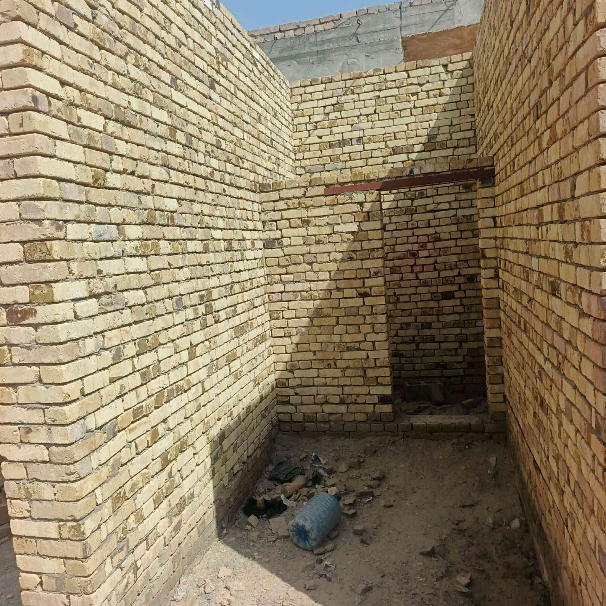 بيت زراعي للبيع  هيكل
مكانه يم ابو رعد ابو السيراميك 

مساحته ٢٠٠م 

البناء واصل لحد السكف يتكون البيت من غرفه ومطبخ وصاله وصحيات داخليه وخارجيه ومنور  وبتلو الديوانيه والغرفه الثانيه جاهزات بلخريطه بس تبني عليه 
 
يبعد عن الشارع الرئيسي تقريب ١٠٠م 

سعره بسعر قطعه (٢٥) وبيه مجال قليل

لاستفسار مراسلة الحساب أو الاتصال على الرقم 

***********

