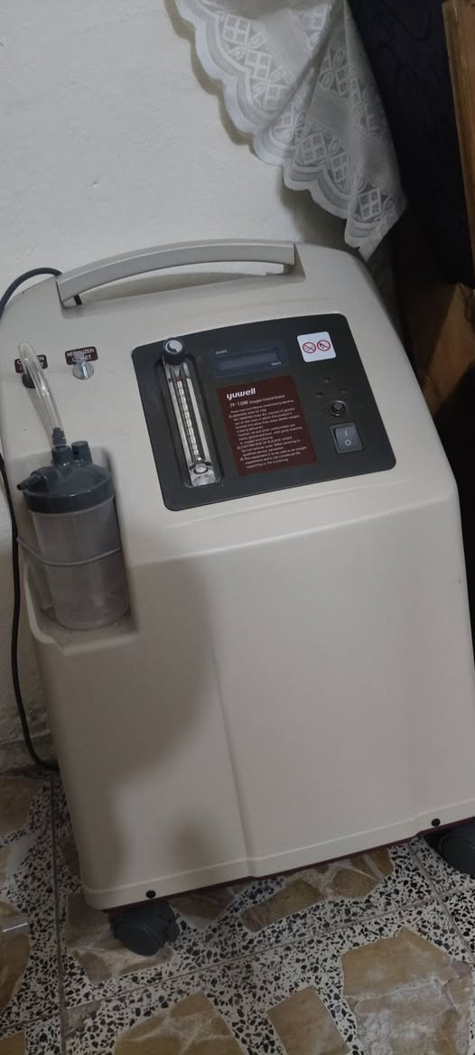 للبيع جهاز توليد أوكسجين منزلي قوي جداً من شركة Yuwell الرائدة (موديل 7F-10W سعة 10 لتر بالدقيقة). الجهاز مستعمل 50 ساعه يعني جديد 
​المميزات:
​ضخ مستمر عالي الكفاءة يصل إلى 10 لتر/دقيقة (مناسب الحالات التي تحتاج نسبة أوكسجين عالية).
​مزود بنظام إنذار لأمان المريض ونسبة تركيز أوكسجين مستقرة.
​يحتوي على عداد ساعات تشغيل لمتابعة الاستخدام.
​مزود بعجلات لسهولة التحريك داخل المنزل مع وعاء الترطيب كامل.
​الجهاز بحالة الفحص ويعمل بكفاءة عالية.
​السعر: 1,500,000 دينار عراقي (قابل للتفاوض للجادين).
​المكان: بغداد (متوفر توصيل داخل بغداد).
​للتواصل: [***********]
