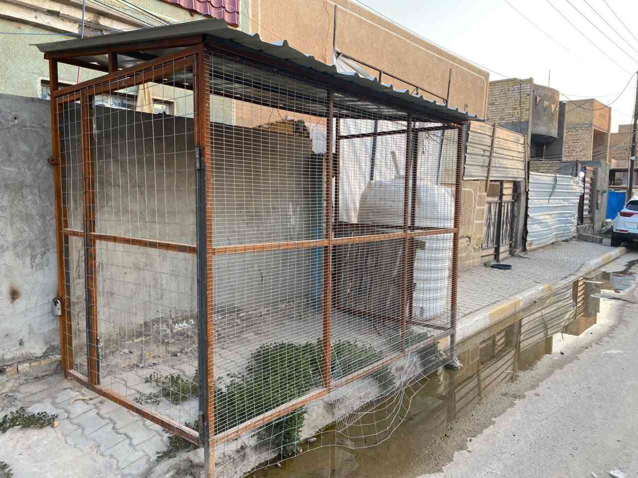 للبيع كراج تكتك اومخزن عرض متر ونص في 3متر 300سعر خاص وتساب اتصال *********** بغداد الحسينيه مال راشديه
