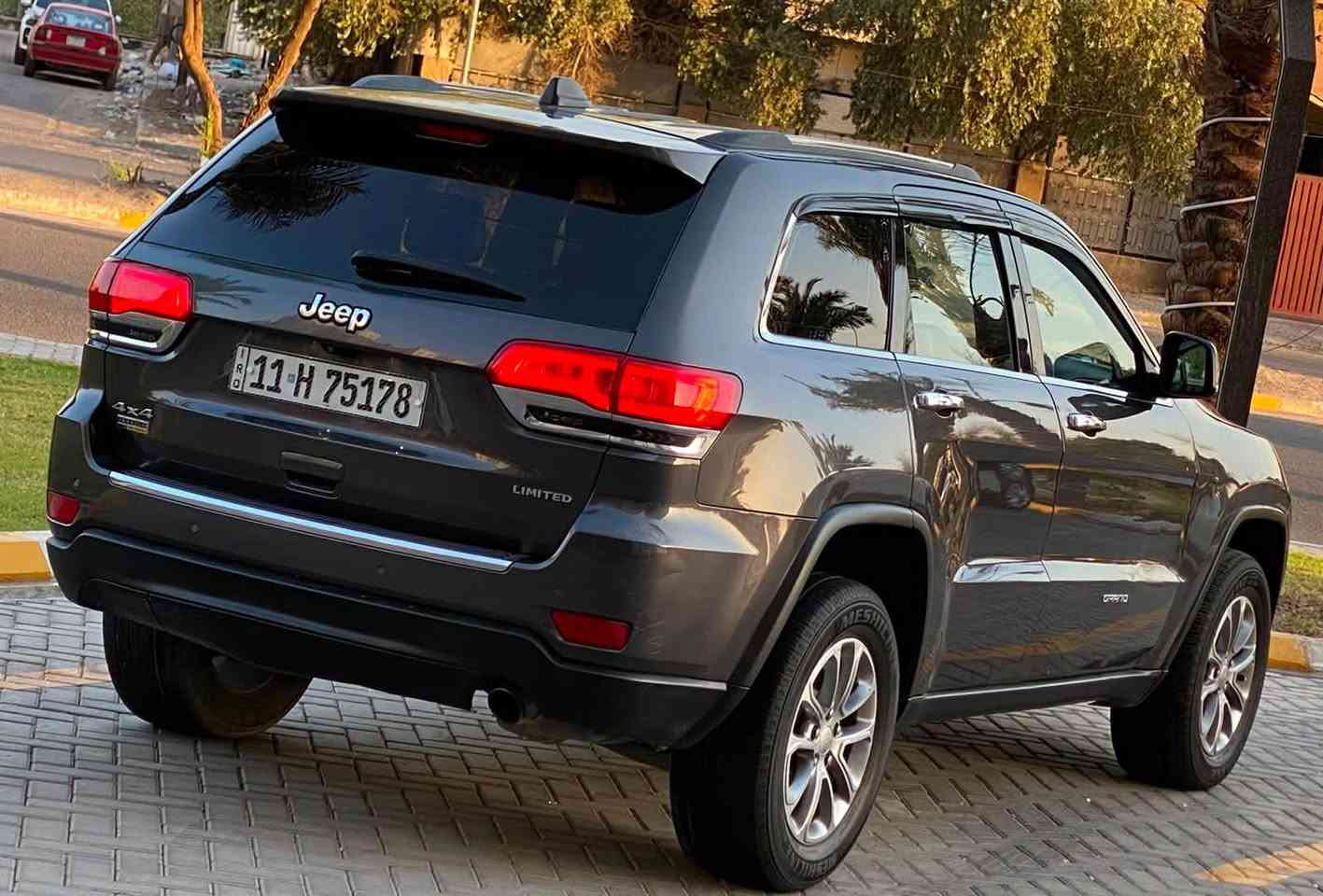 سلام عليكم جيب لاريد ١٥ سياره فول مواصفات بنوراما كشنات تفه تبريد خزن ميموري سترين كهرباء تفده فول مواصفات بيها تخم تاير جديد ماناقصها شي  جاملغ وبنيد وشويه مباوك بلباب السعر ١٦٠ وبيها مجال مكاني كربلاء رقم ***********
