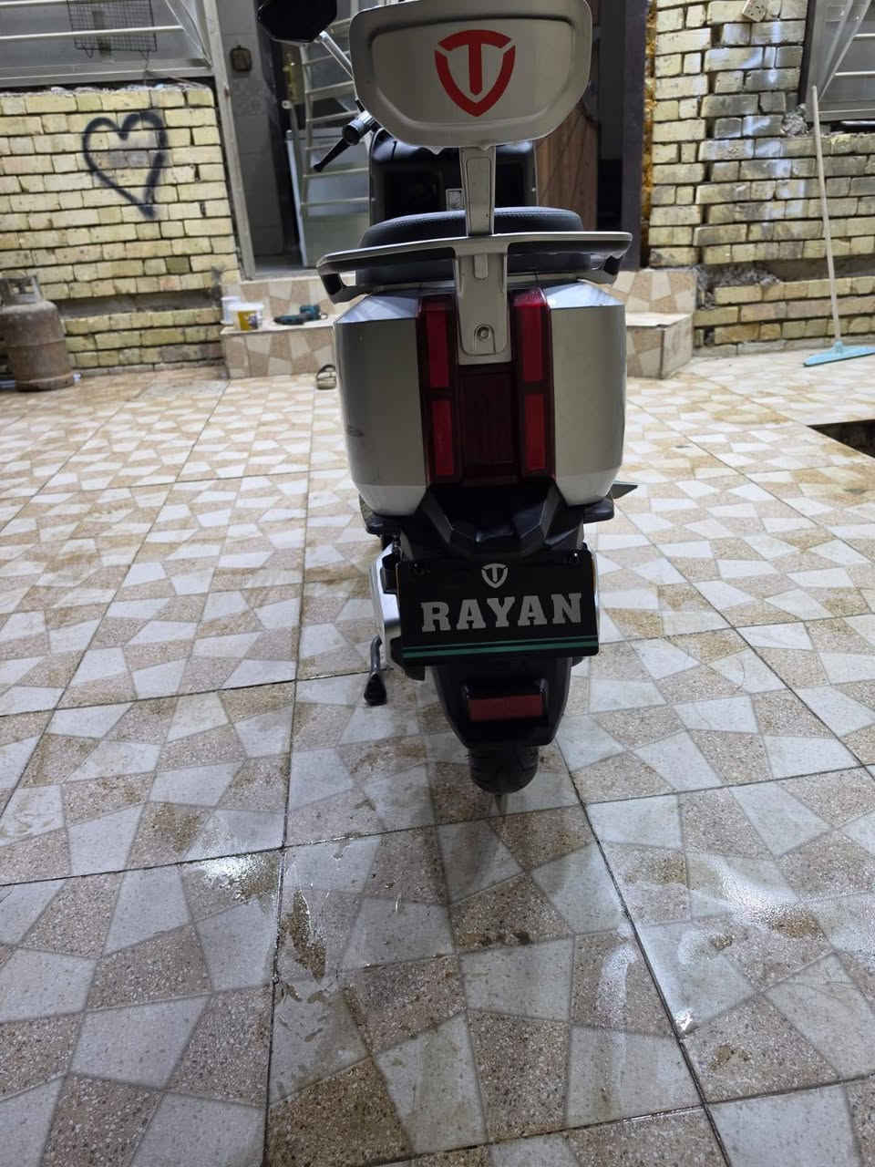 سلام عليكم دراجه ريان وحش  الكون  ملف 2000 6 بطاريات مسطره دراجه نضيفه خمس أشهر  طالعه من الشركه  ب السعر  مليون و 150  ااخذتها مليون و 450 خير من الله ما ماشيه هواي العنوان جزيره سياحيه فحامه عارضيها الرقم ***********
