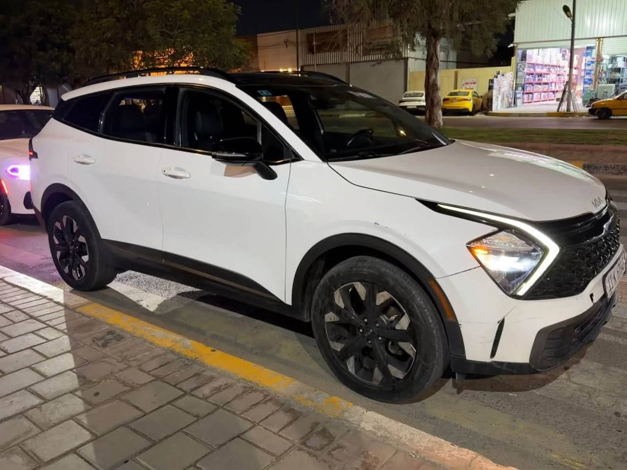 السلام عليكم كيا سبورت
🔥🔥 للبيع Kia Sportage X-Line 2023 🇺🇸 🔥🔥

🚘 كيا سبورتج X-Line 2023
🇺🇸 وارد أمريكي
⛽ بنزين 2.5
🛞 دفع رباعي AWD
⚙️ قير أوتوماتيك 8 سرعات
⭐ فل مواصفات
🤍 لون صدفي
📍 الممشى: 52 ألف كم

✨ السيارة مرتبة وحلوة، ومواصفاتها عالية:
🖥️ شاشة كبيرة
📱 Apple CarPlay / Android Auto
🔑 بصمة وتشغيل زر
💺 مقاعد جلد
❄️ تبريد وتدفئة
🛡️ أنظمة أمان ومساعدة قيادة
🛞 جنوط X-Line

🔧 الحادث: بنيد وجاملغ بارد فقط
🎨 بدون صبغ — حسب المذكور
يعني السيارة ما عليها صبغ، والتصليح كان بارد.

📍 الموقع: باب الشيخ – حي الكيلاني

💰 السعر عند الاتصال
📞 ***********

🔥 سبورتج X-Line… شكل فخم، مواصفات كاملة، ودفع رباعي.
📞 اللي جاد بالشراء يتفضل يتصل، والسيارة تفحص من أي جهة يختارها المشتري.

