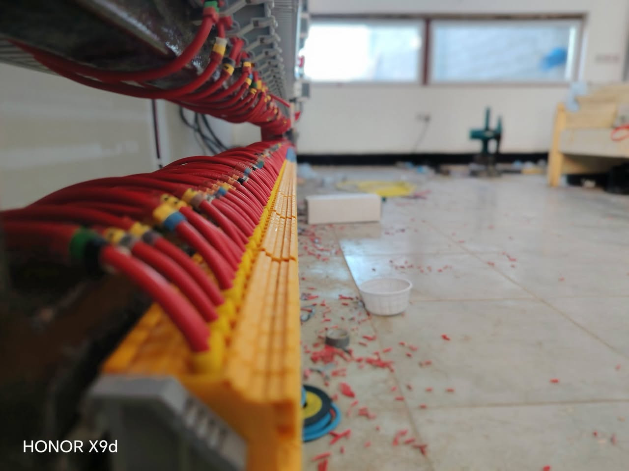 عندما تجتمع الدقة الهندسية مع الاحترافية في التنفيذ.. تكون النتيجة منظومة تعتمد عليها. ⚡
–دمج وحدات التحكم والربط الذكي (Control & Sync Modules.
–ترتيب وترقيم خطوط السيطرة (Wiring & Ferrule Coding).
منظومة حماية متكاملة: قواطع ومرحلات حماية دقيقة للتعامل مع مختلف الأحمال وتذبذبات التيار.
​👨‍🔧 إشراف وتنفيذ: المهندس علي نبيل
📍 الفلوجة - الأنبار (مستعدون لتجهيز وتراخيص المشاريع في جميع المحافظات)
📞 للتواصل وعروض الأسعار: [ *********** ]
🌐 متابعة الأعمال:fb.com/Energy.Horizon.IQ

نص مكتوب في الصور:
- HONOR X9d
