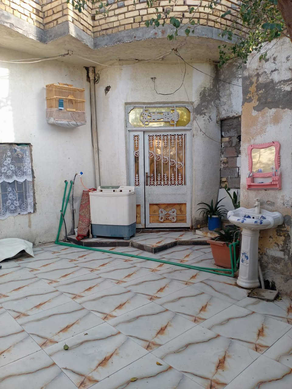 بيت زراعي للبيع  طابقين  كونكريت طابق الاول يحتوي على استقبال+مطبخ+صاله+غرفتين نوم+حمامات داخليه و خارجية طابق الثاني يحتوي على صاله +مطبخ +غرفتين نوم +حمامات داخلية و خارجية  المساحة185   العنوان الناصريه  مقابيل حي الجوادين  عمود 42ثالث بيت على  شارع الرئيسي السعر65 موبايل***********
