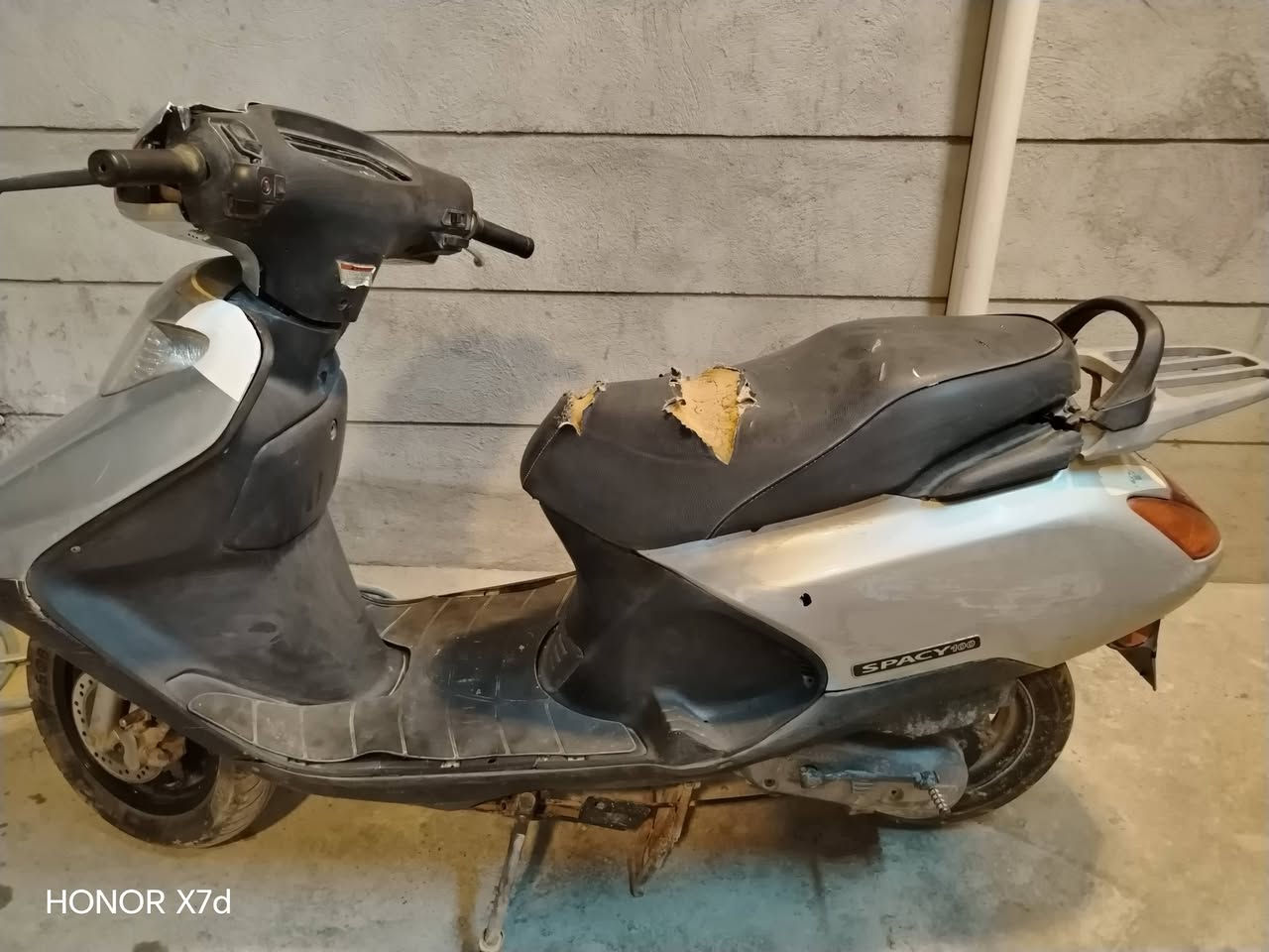 سلام عليكم دراجه سبيسي للبيع شغاله كوم حديد والسعر 150 وبيه مجال خاطر جية عنوان بغداد جسر ديالى القديم سياج الطاقه وهذه رقمي بي واتساب ***********
